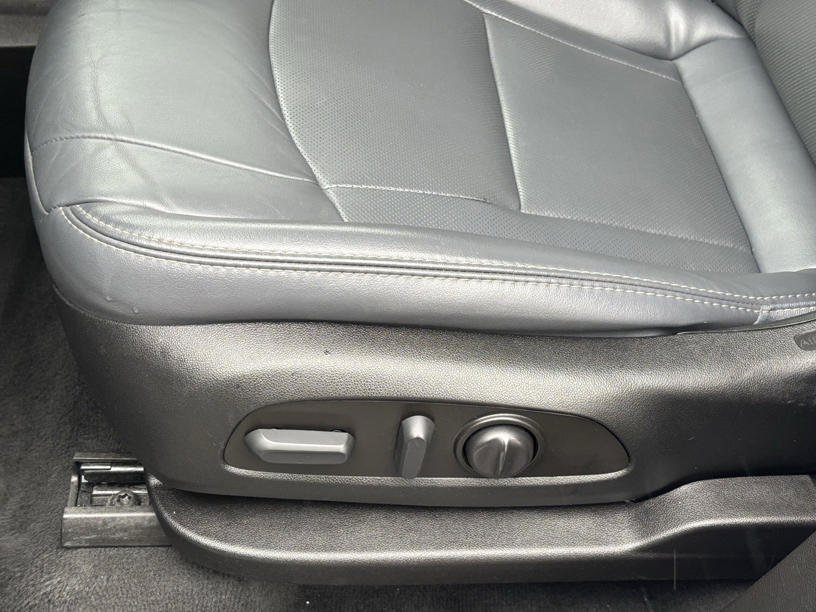 Used 2023 Buick Enclave Essence image 19