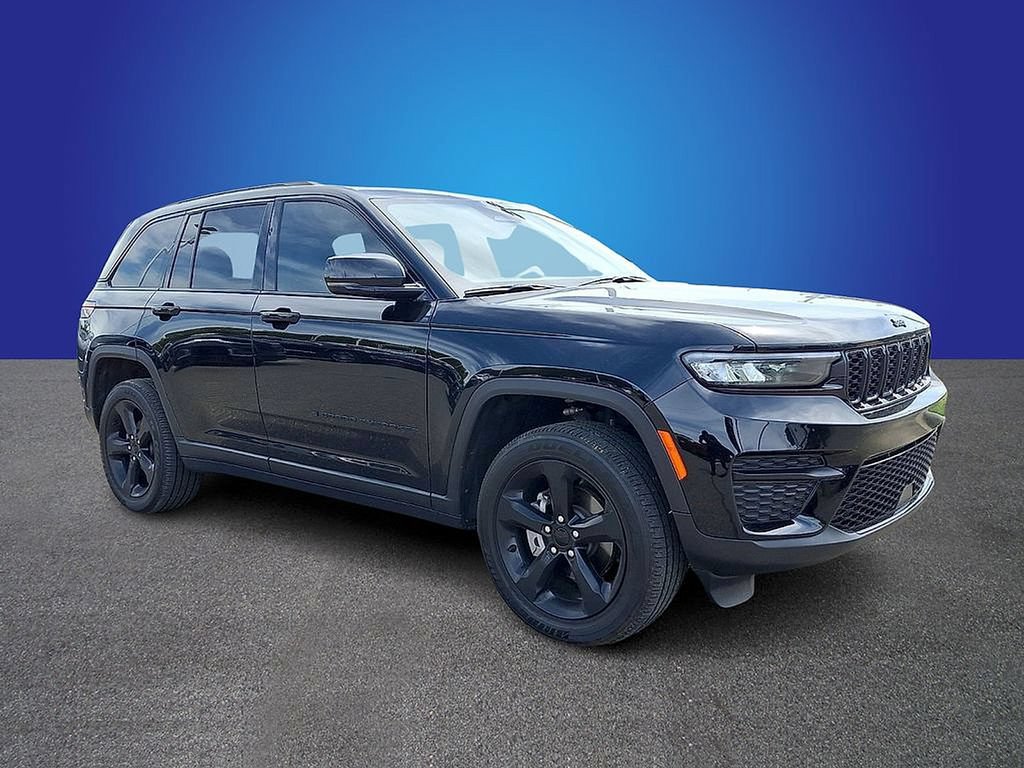 Used 2025 Jeep Grand Cherokee Altitude RWD image 3