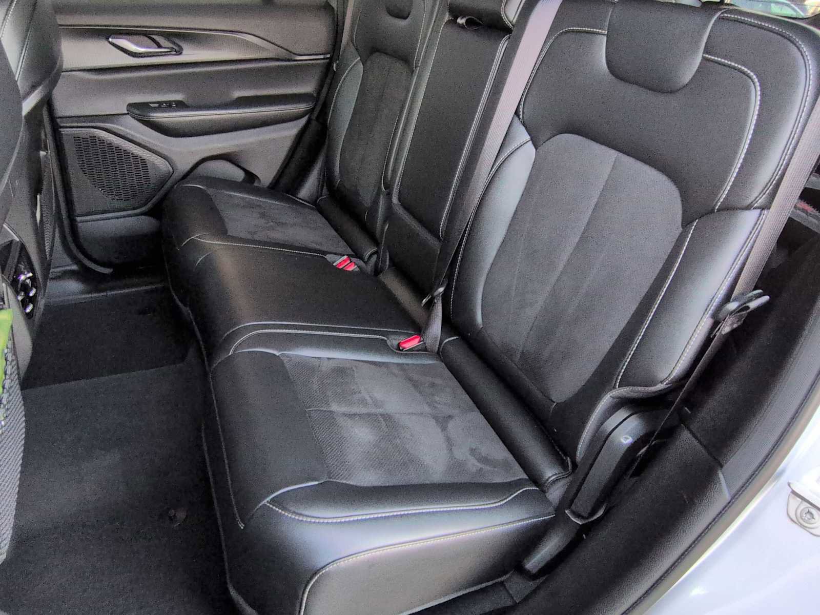 Used 2024 Jeep Grand Cherokee Altitude image 19