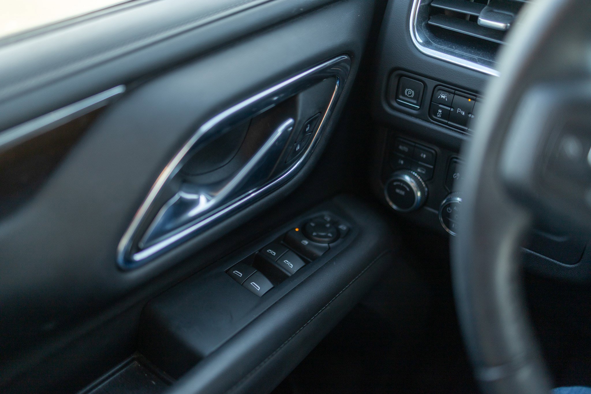 Used 2023 GMC Yukon XL SLE image 13