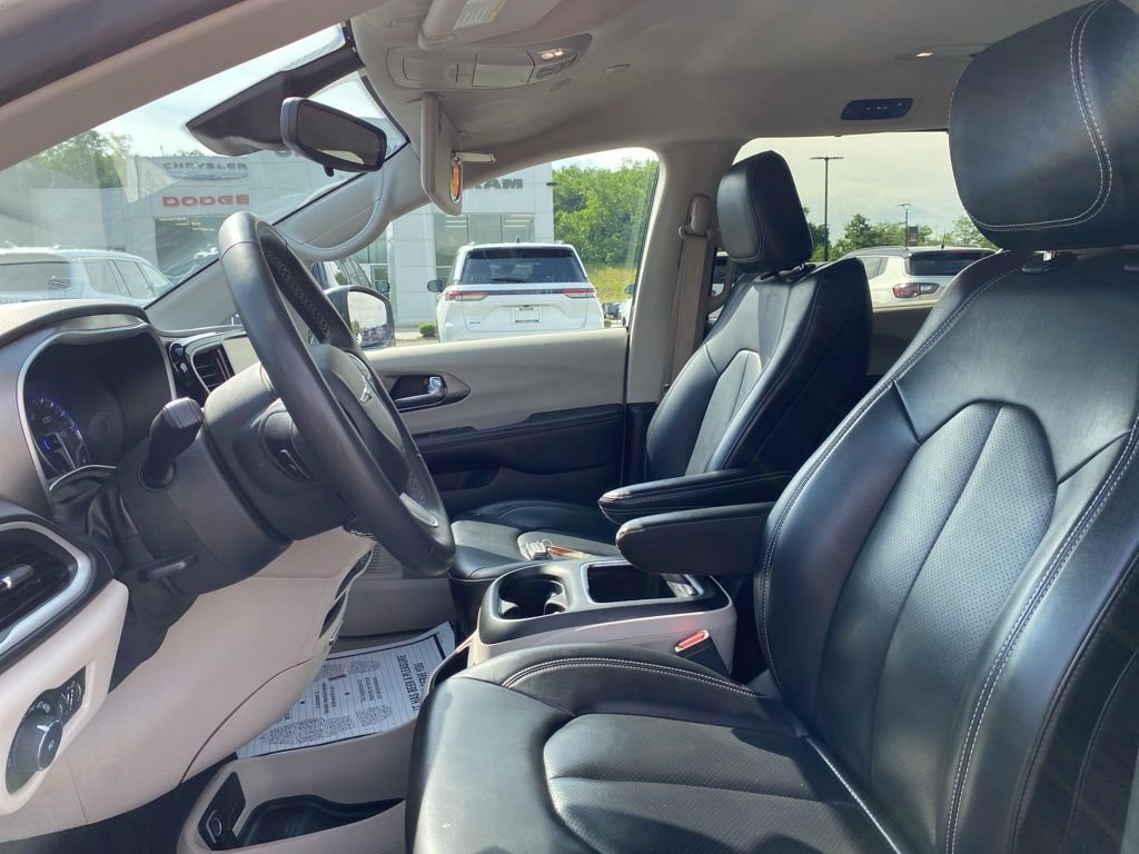 Used 2023 Chrysler Pacifica Touring-L image 23