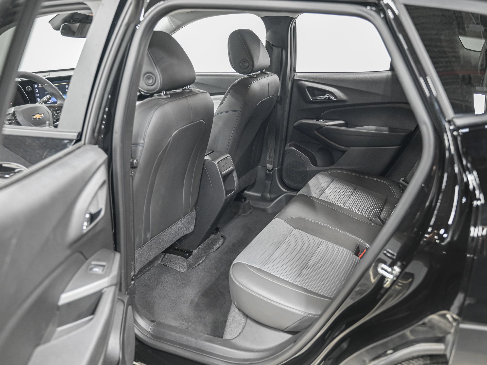 Used 2025 Chevrolet Trax LT FWD image 28