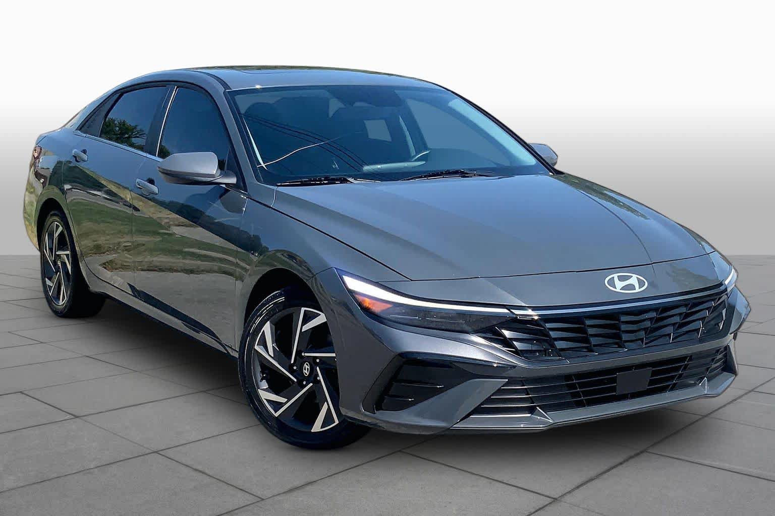 Used 2025 Hyundai Elantra SEL FWD image 3