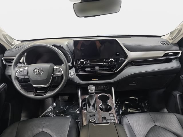 Certified 2025 Toyota Highlander Limited AWD/4WD image 9