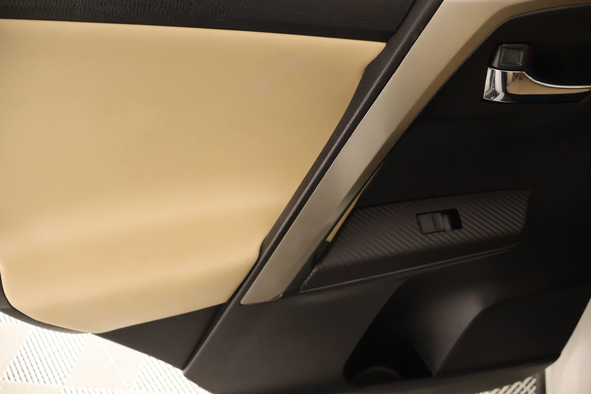 Used 2015 Toyota RAV4 Limited w/ Technology Package FWD image 17