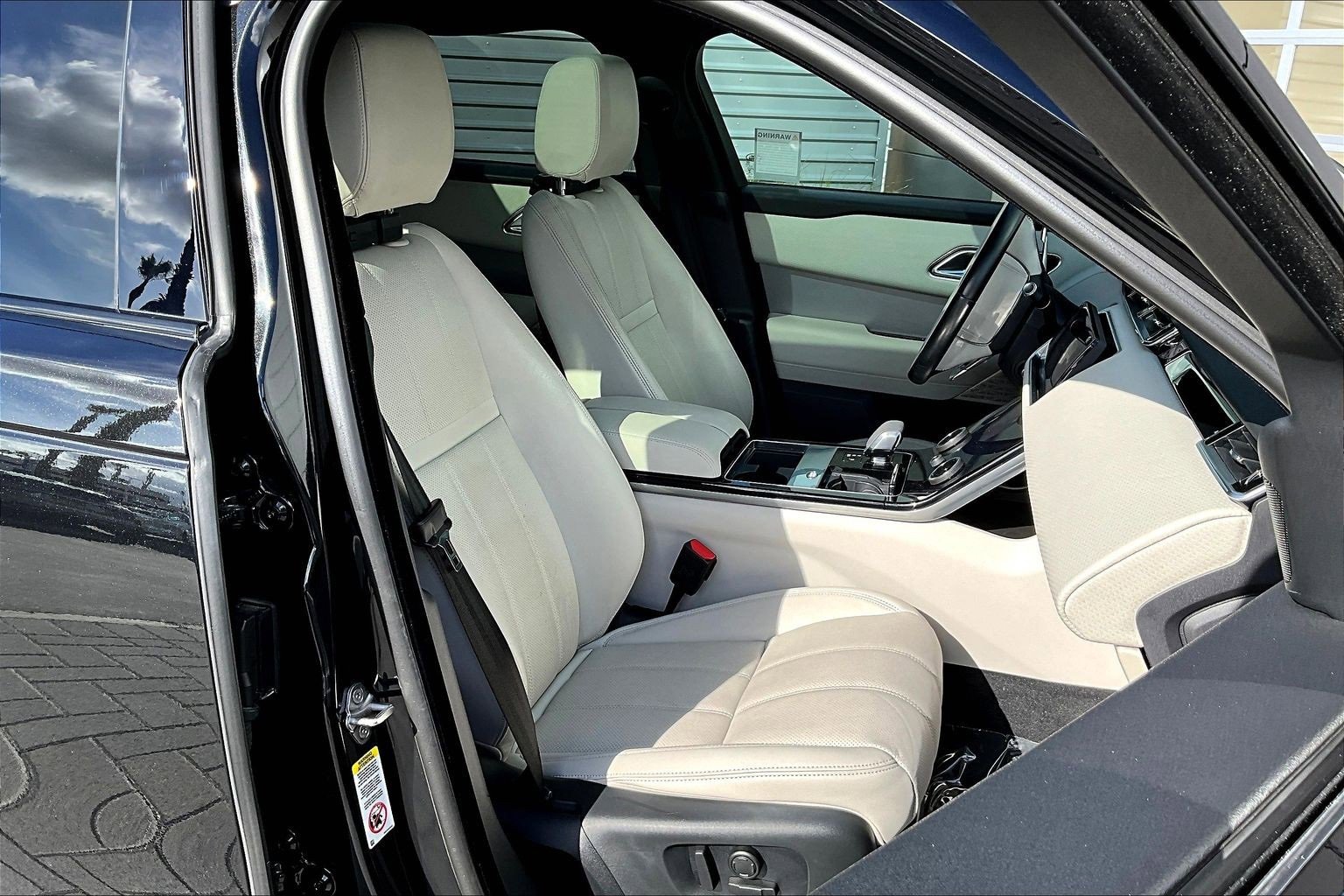 Used 2023 Land Rover Range Rover Velar R-Dynamic S image 7