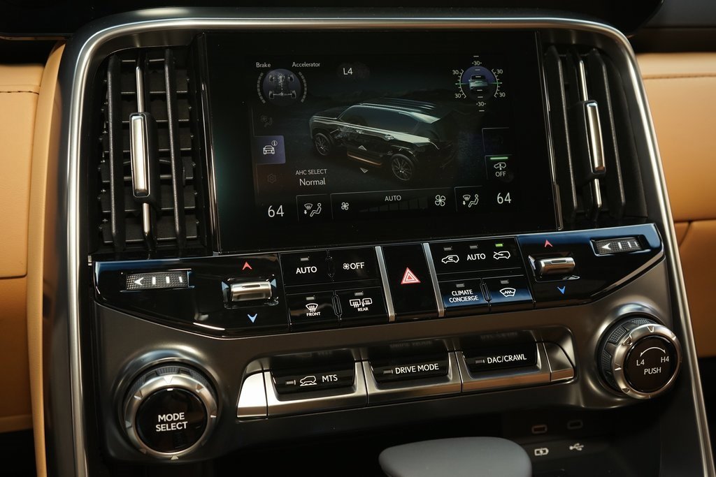 Used 2025 Lexus LX 600 4WD w/ Luxury Package image 18