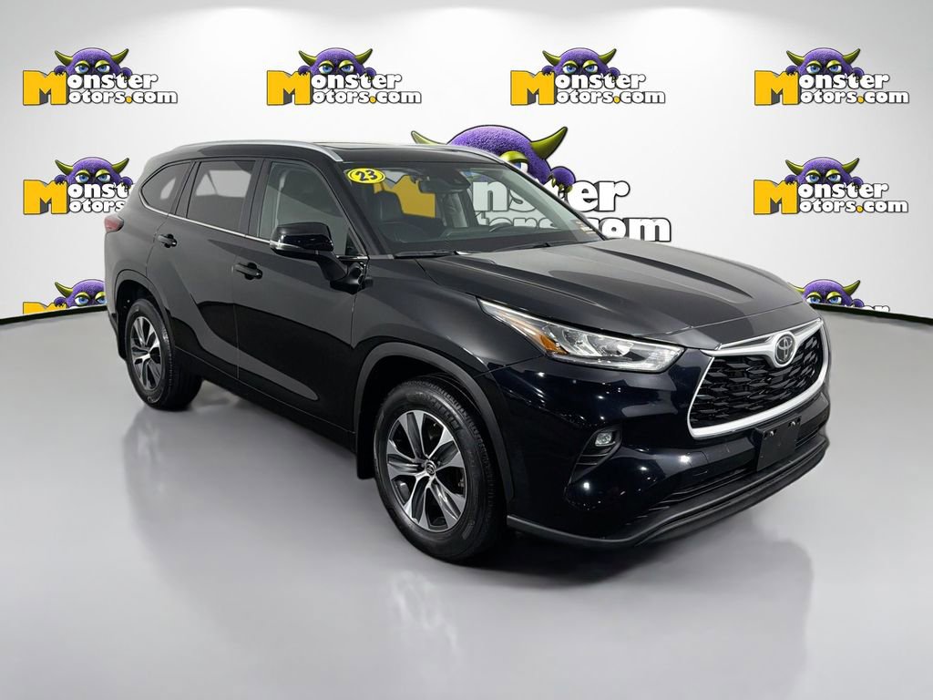 Used 2023 Toyota Highlander XLE image 3