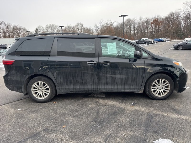 Used 2017 Toyota Sienna XLE image 2