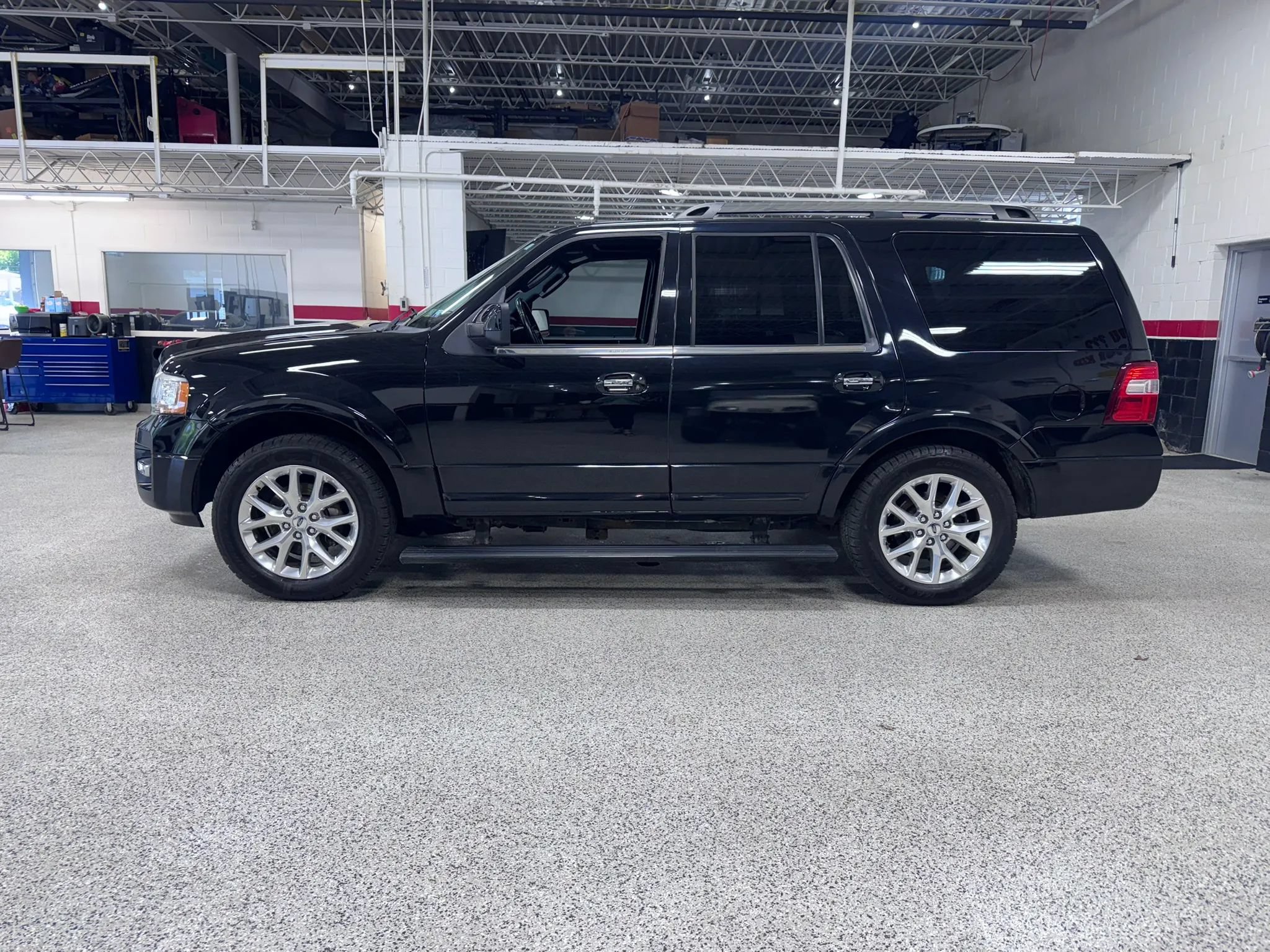 Used 2017 Ford Expedition Limited w/ Equipment Group 301A AWD/4WD image 6