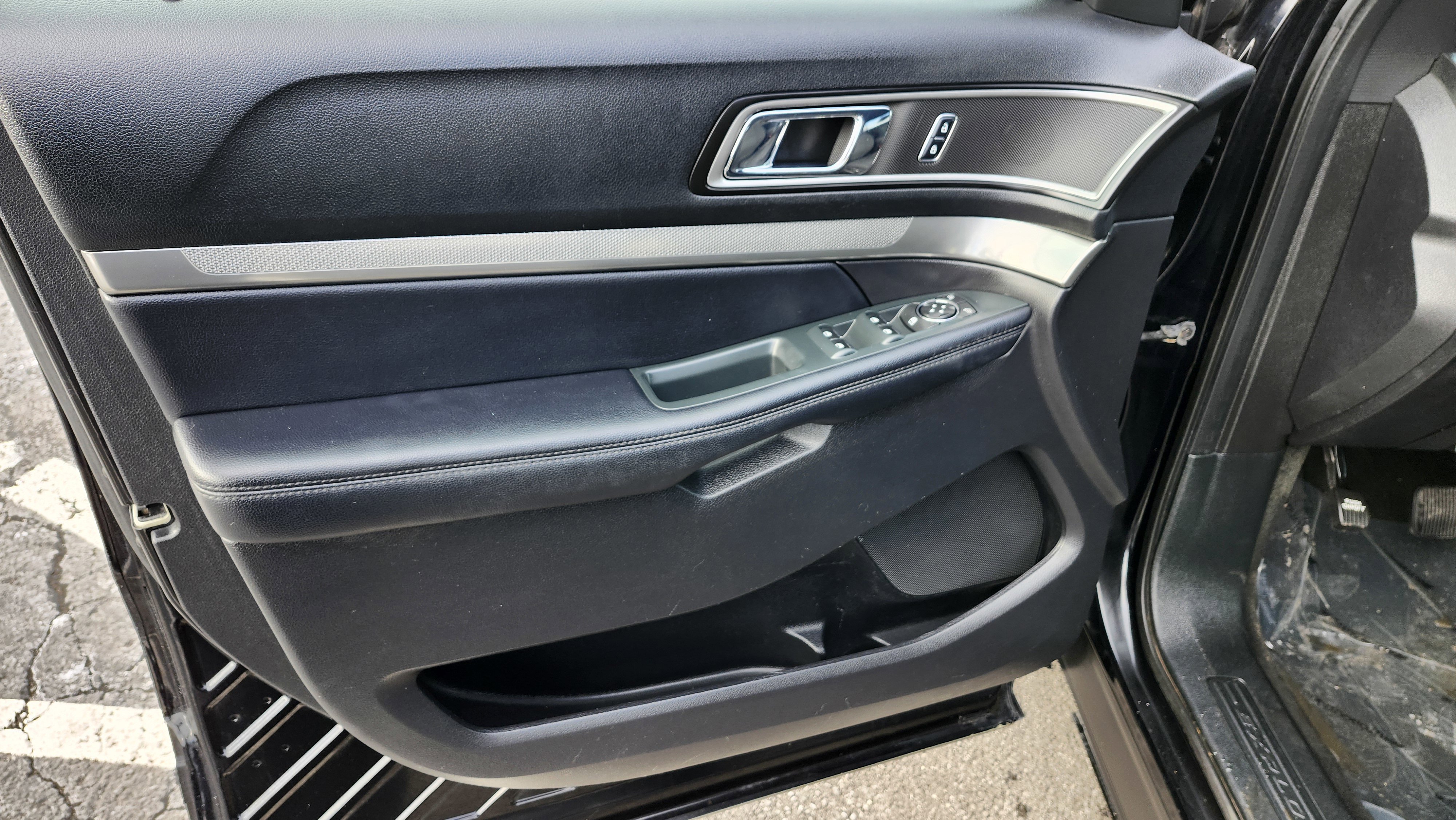 Used 2018 Ford Explorer XLT w/ Equipment Group 201A image 27