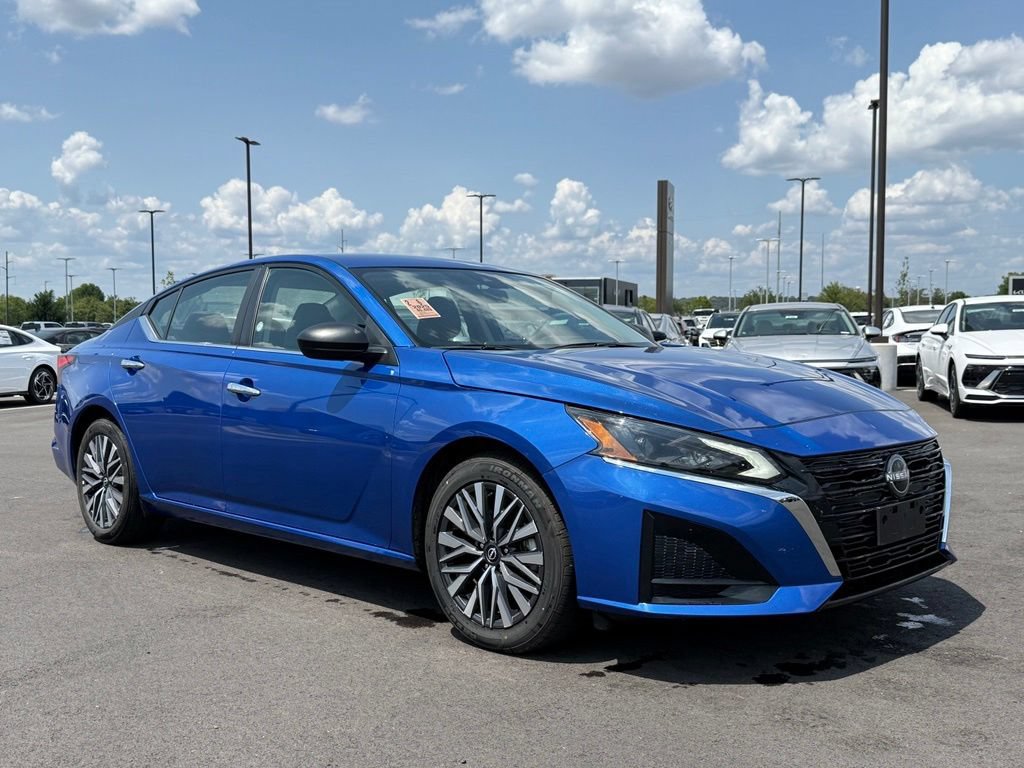 Used 2025 Nissan Altima 2.5 SV FWD image 3