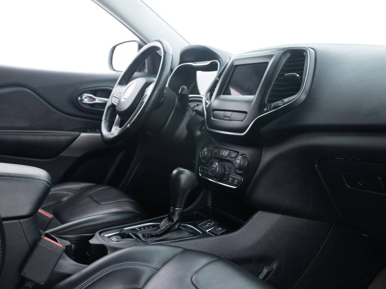 Used 2019 Jeep Cherokee Latitude Plus w/ Cold Weather Group FWD image 29