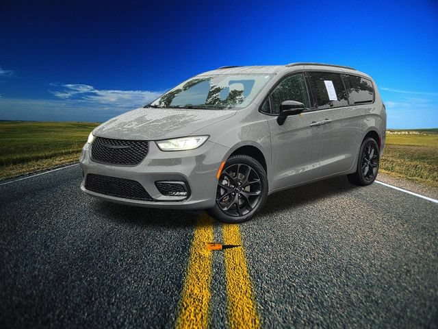 Certified 2023 Chrysler Pacifica Limited w/ Uconnect Theater Family Group AWD/4WD image 39