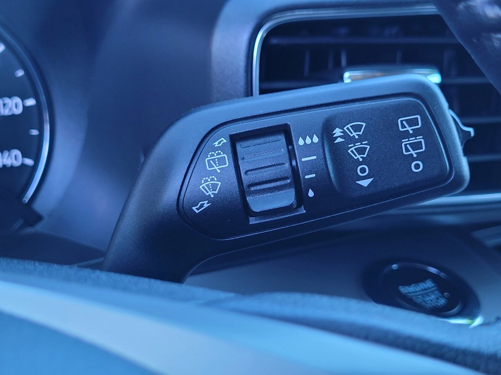 Used 2022 Ford Explorer XLT w/ Equipment Group 202A image 28