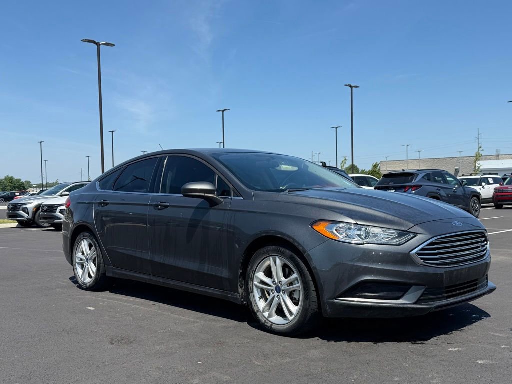 Used 2018 Ford Fusion SE w/ Fusion SE Technology Package FWD image 3