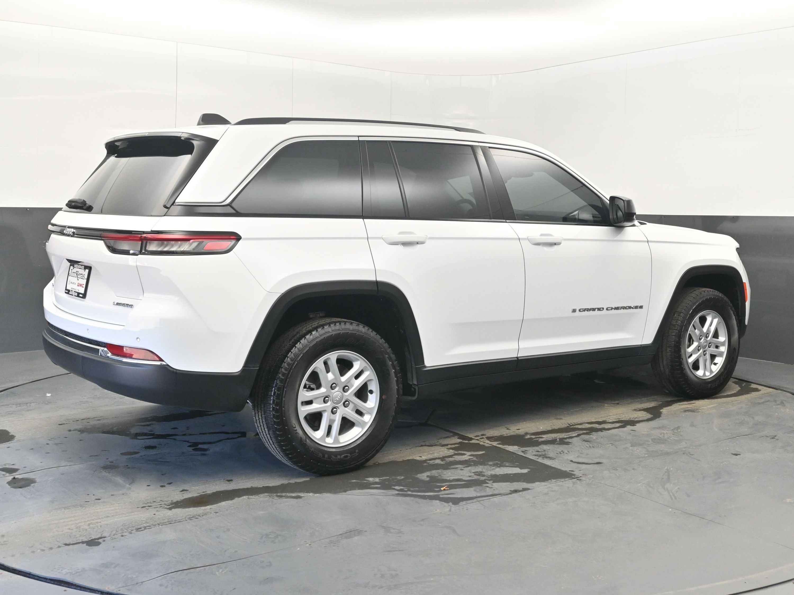 Used 2023 Jeep Grand Cherokee Laredo AWD/4WD image 9