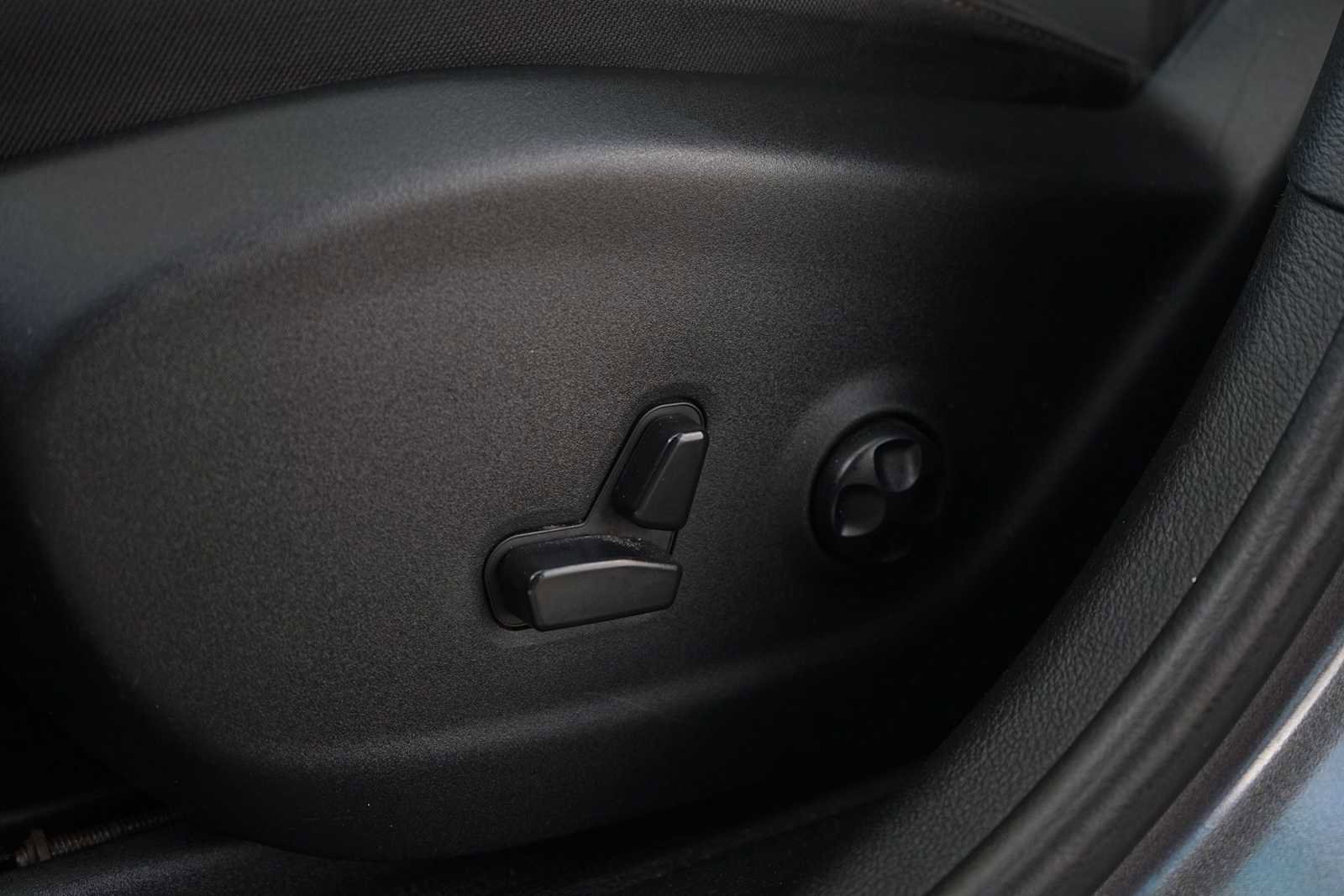 Used 2017 Jeep Cherokee Latitude w/ Comfort & Sound Group FWD image 12