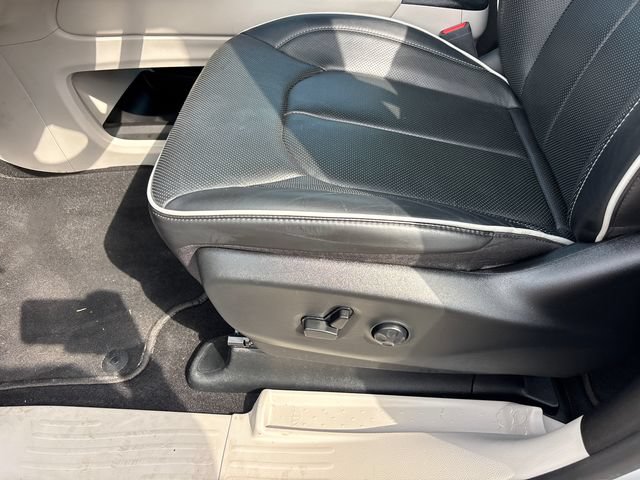 Used 2024 Chrysler Pacifica Limited FWD image 7