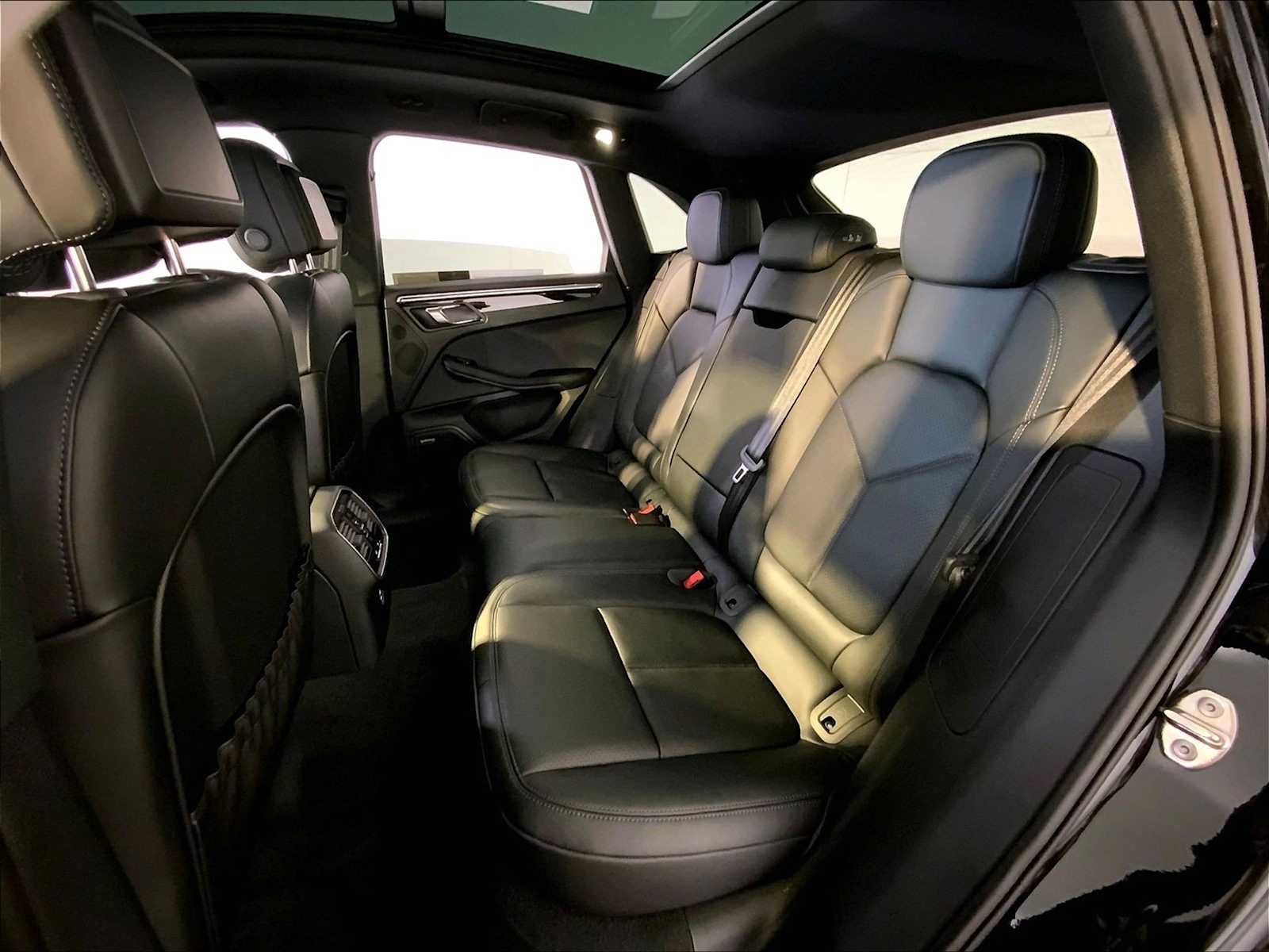 Certified 2026 Porsche Macan Turbo w/ Premium Package Plus AWD/4WD image 24