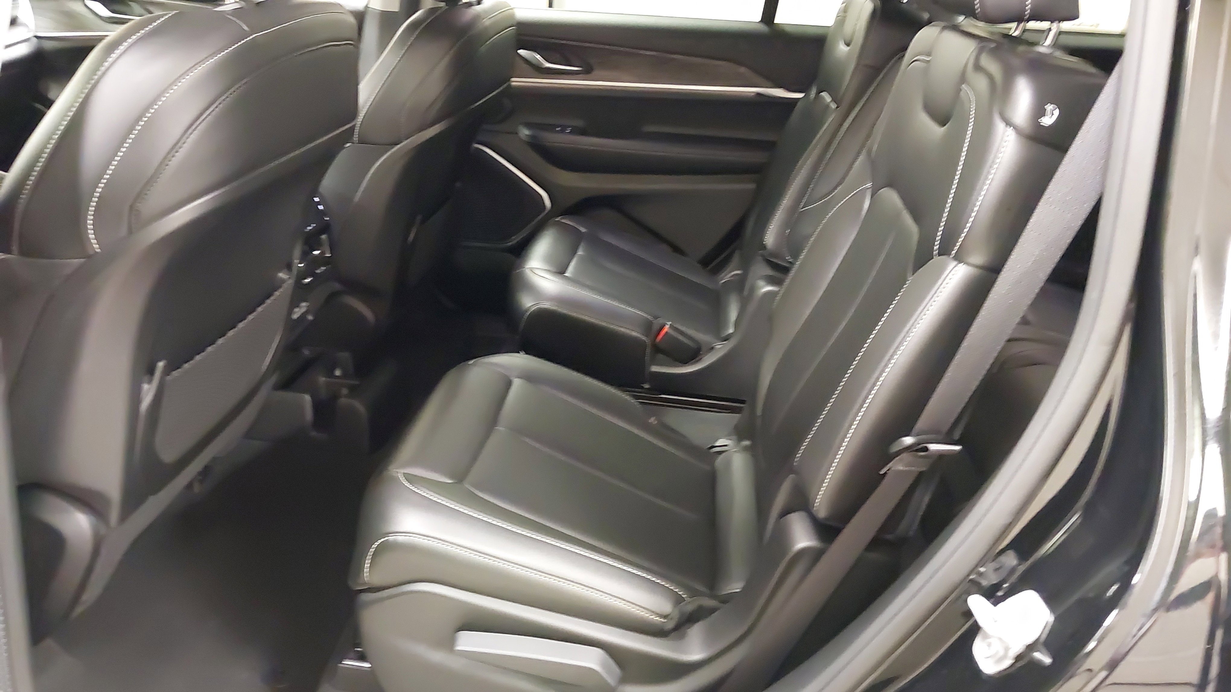 Used 2022 Jeep Grand Cherokee L Limited w/ Black Appearance Package AWD/4WD image 38