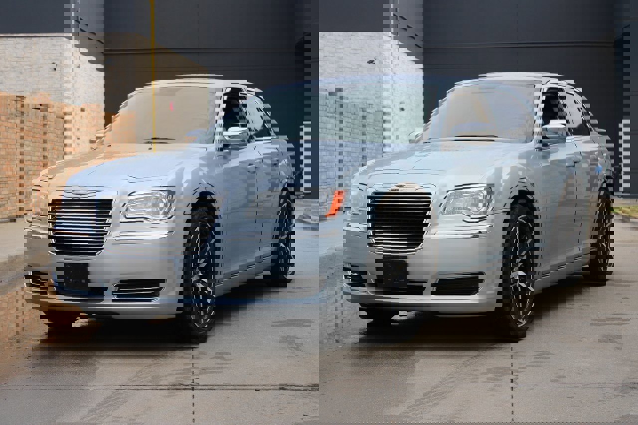 Used 2013 Chrysler 300 image 2