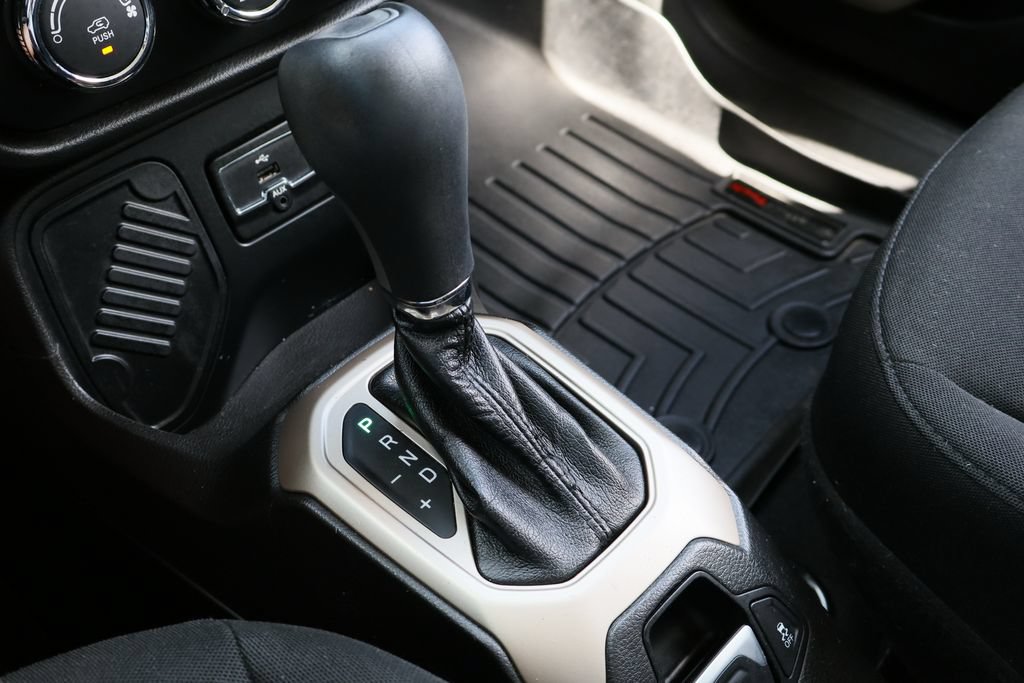 Used 2017 Jeep Renegade Latitude FWD image 18