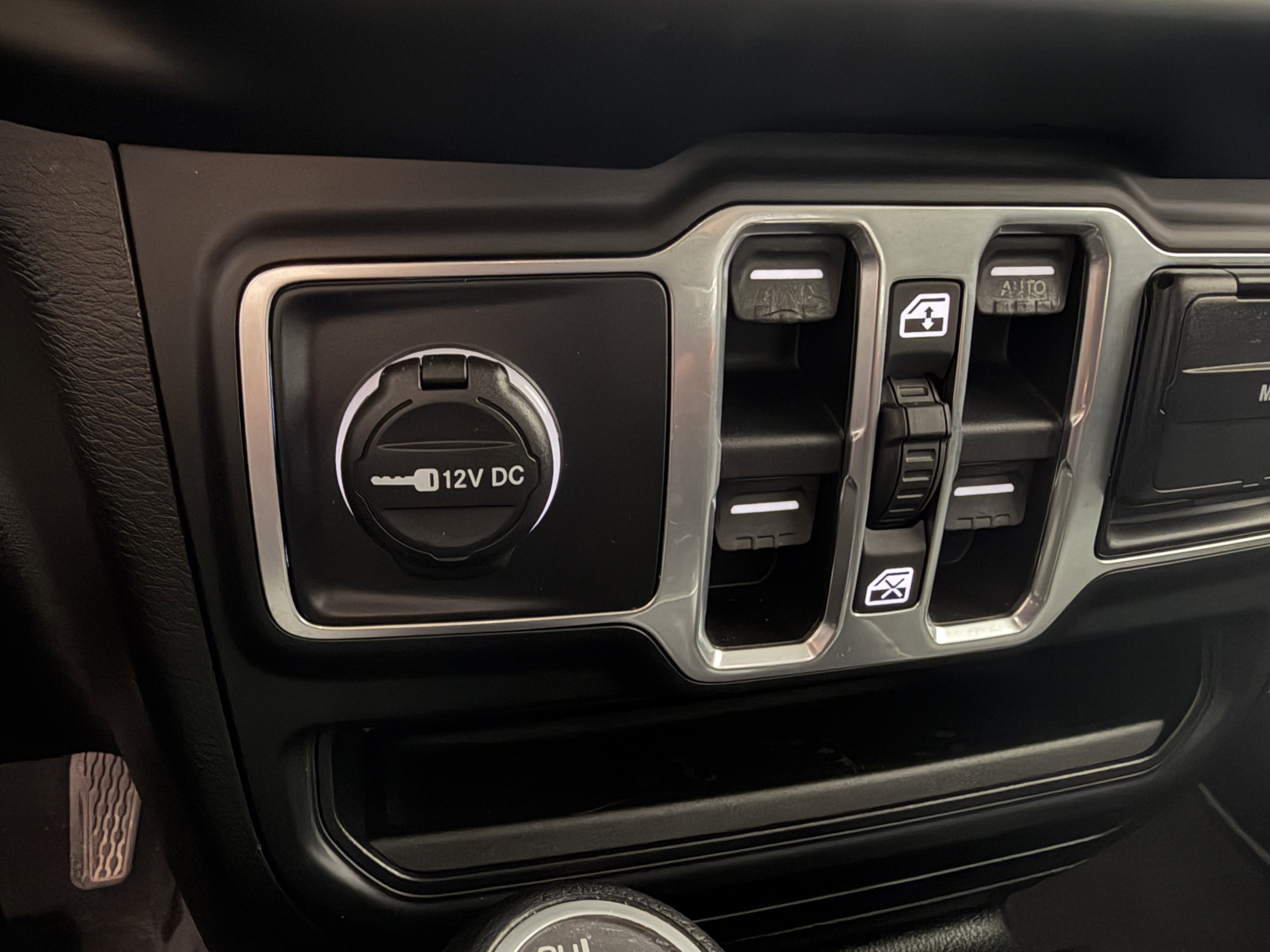 Used 2018 Jeep Wrangler Unlimited Sahara image 19