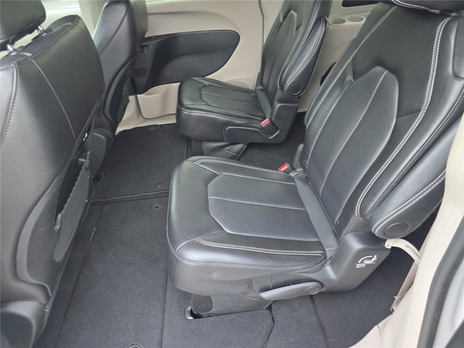 Used 2024 Chrysler Pacifica Touring-L FWD image 14