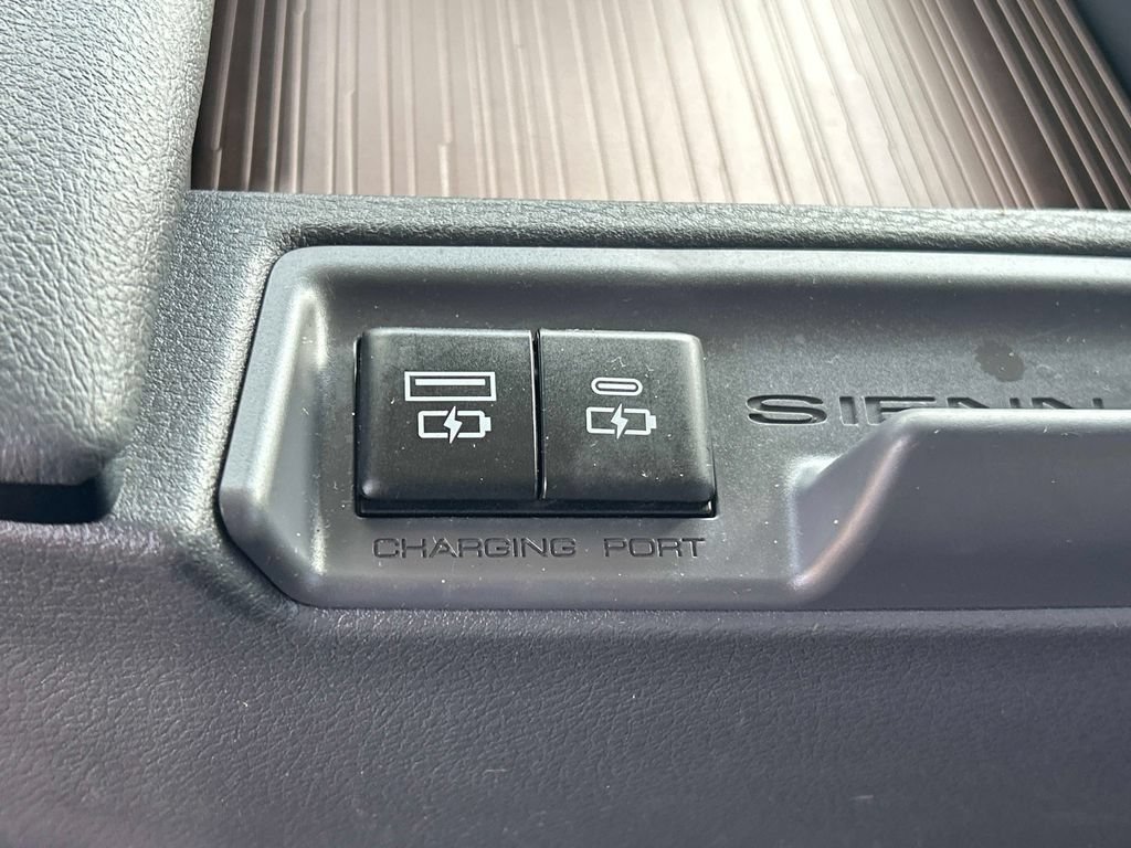 Used 2023 Toyota Sienna LE AWD/4WD image 23