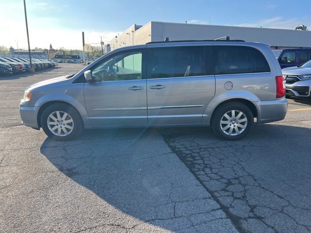 Used 2016 Chrysler Town & Country Touring FWD image 3