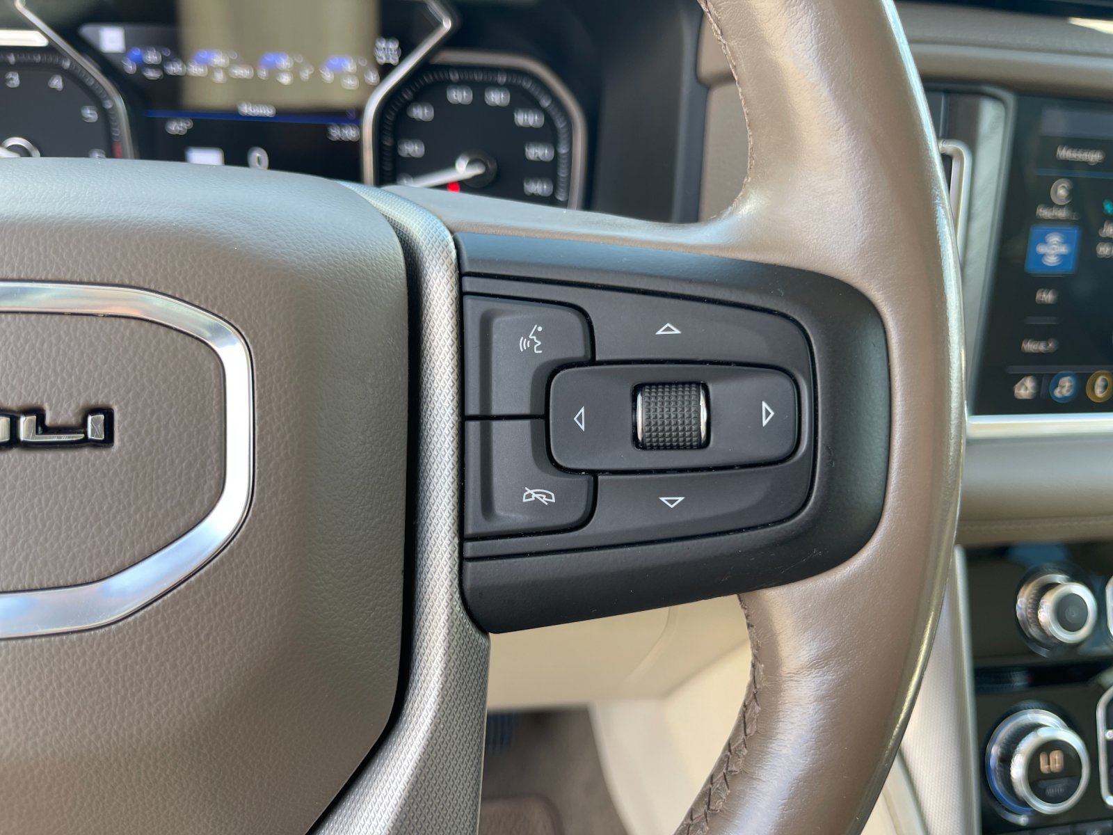Used 2021 GMC Yukon XL Denali w/ Denali Premium Package AWD/4WD image 30