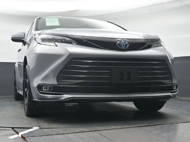 Used 2025 Toyota Sienna XLE Woodland Edition AWD/4WD image 44