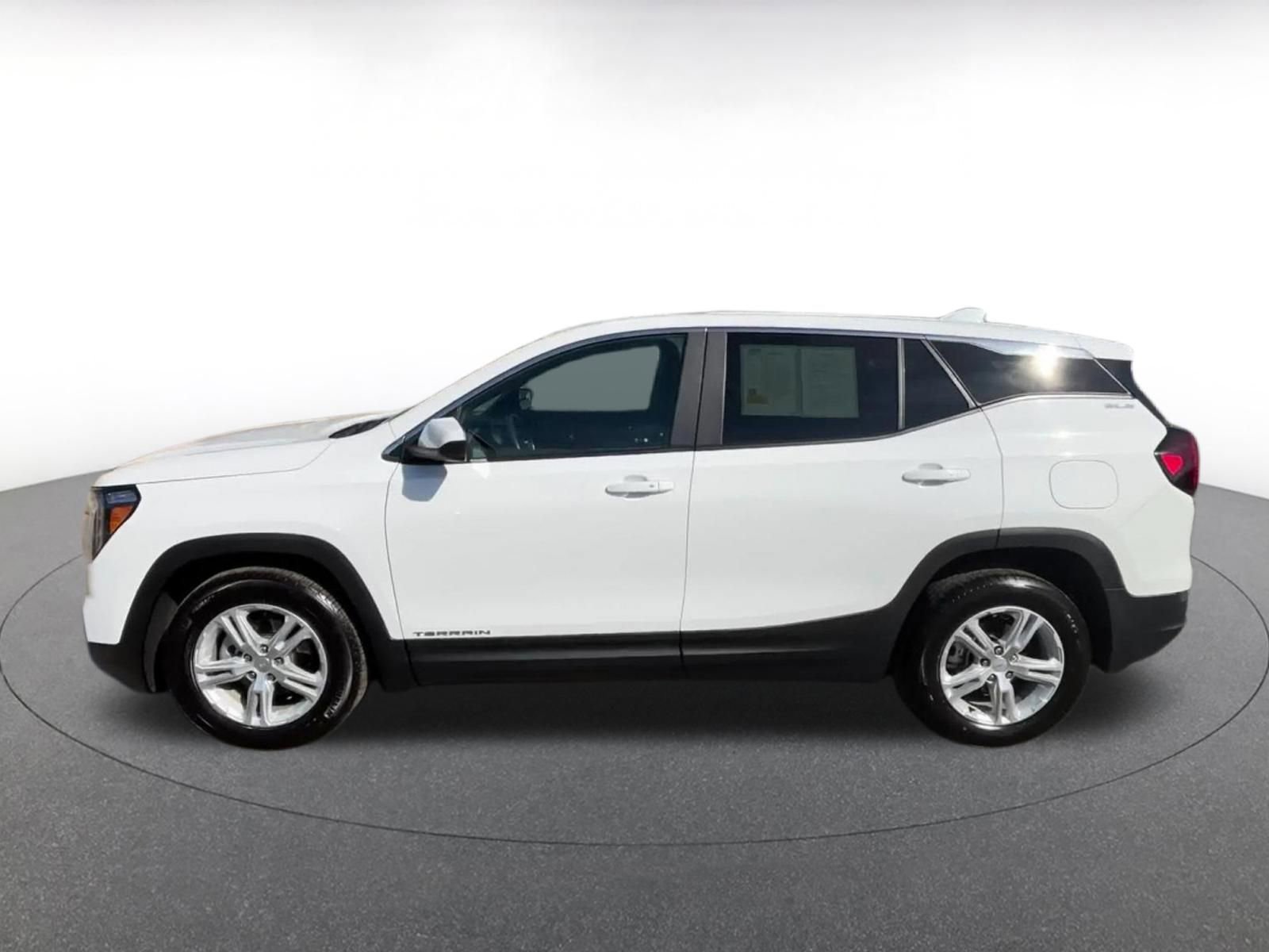 Used 2024 GMC Terrain SLE image 9