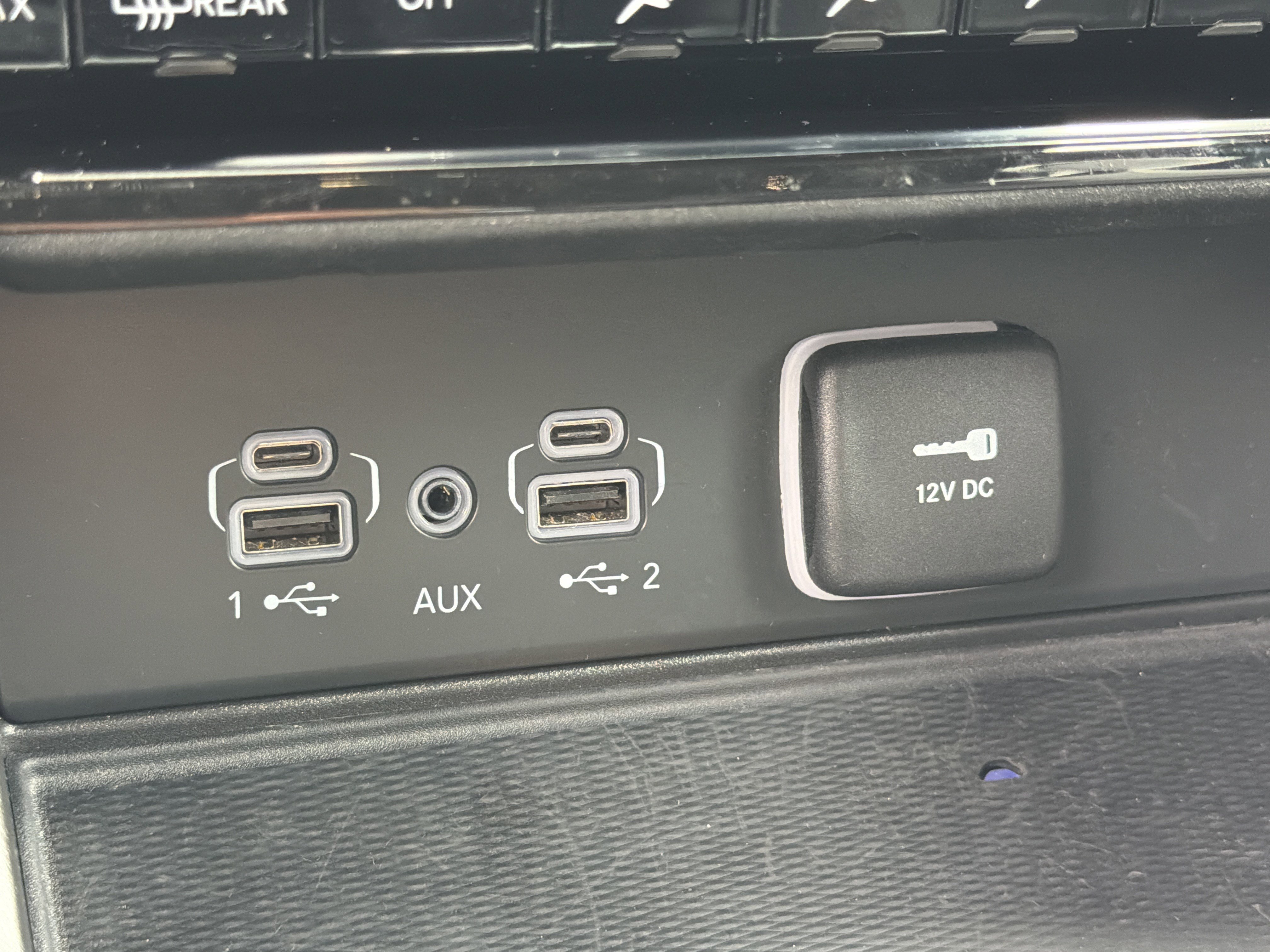 Used 2023 Jeep Grand Cherokee Overland w/ Luxury Tech Group IV AWD/4WD image 31