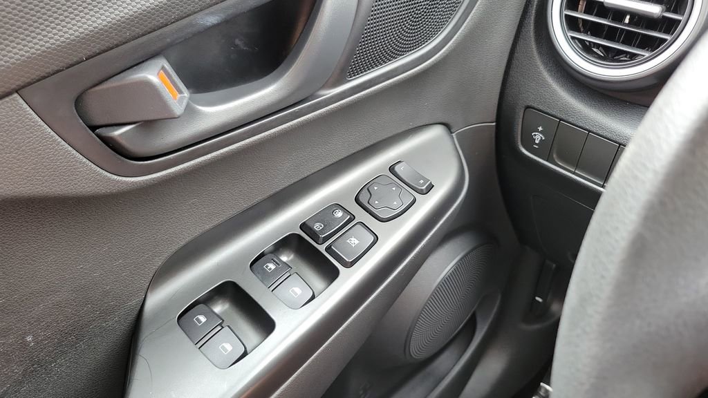 Used 2020 Hyundai Kona SE image 32