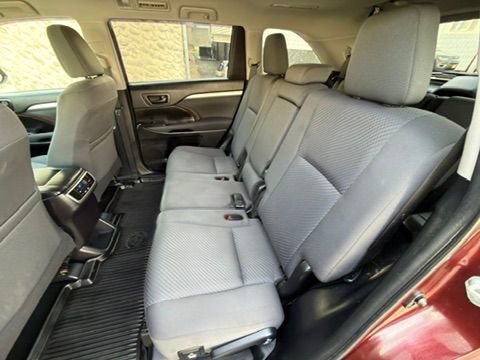 Used 2019 Toyota Highlander LE AWD/4WD image 25