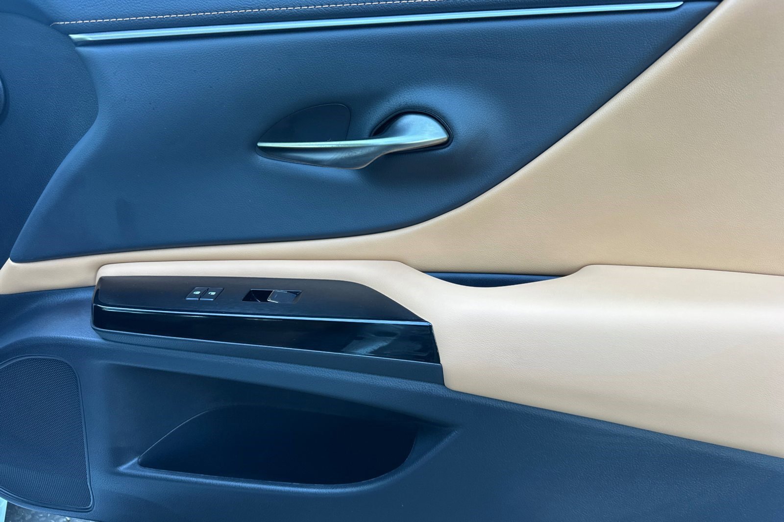 Used 2025 Lexus ES 300h w/ Premium Package image 20