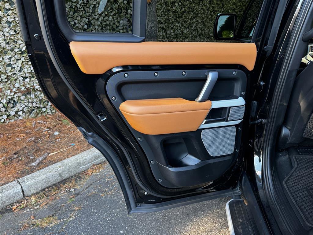 Used 2024 Land Rover Defender 130 X-Dynamic SE image 17