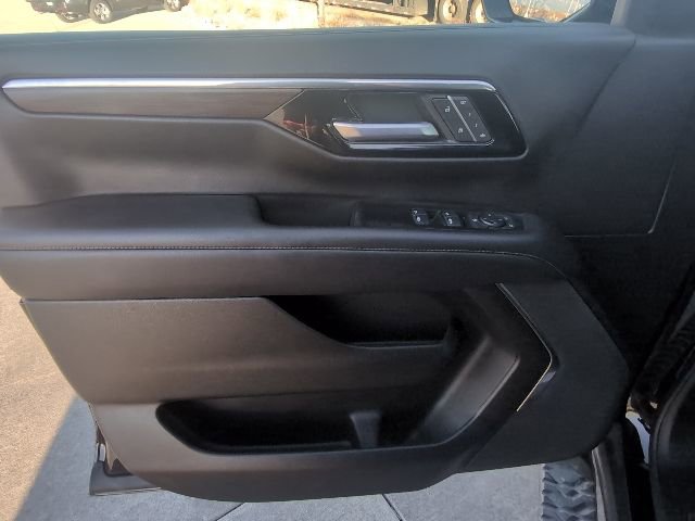 Used 2025 Chevrolet Suburban Z71 image 10