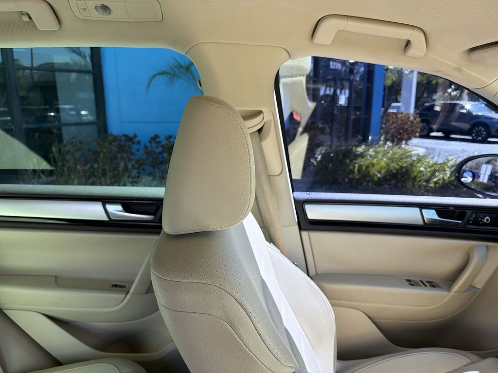 Used 2013 Volkswagen Touareg Sport image 16