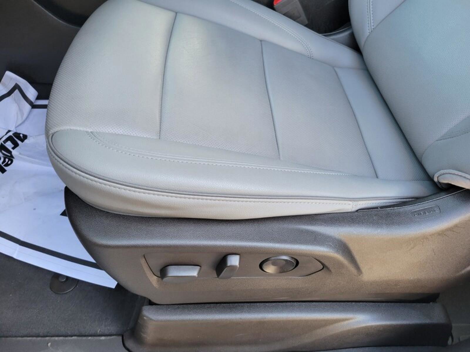 Used 2022 GMC Yukon XL SLT w/ SLT Premium Package image 13