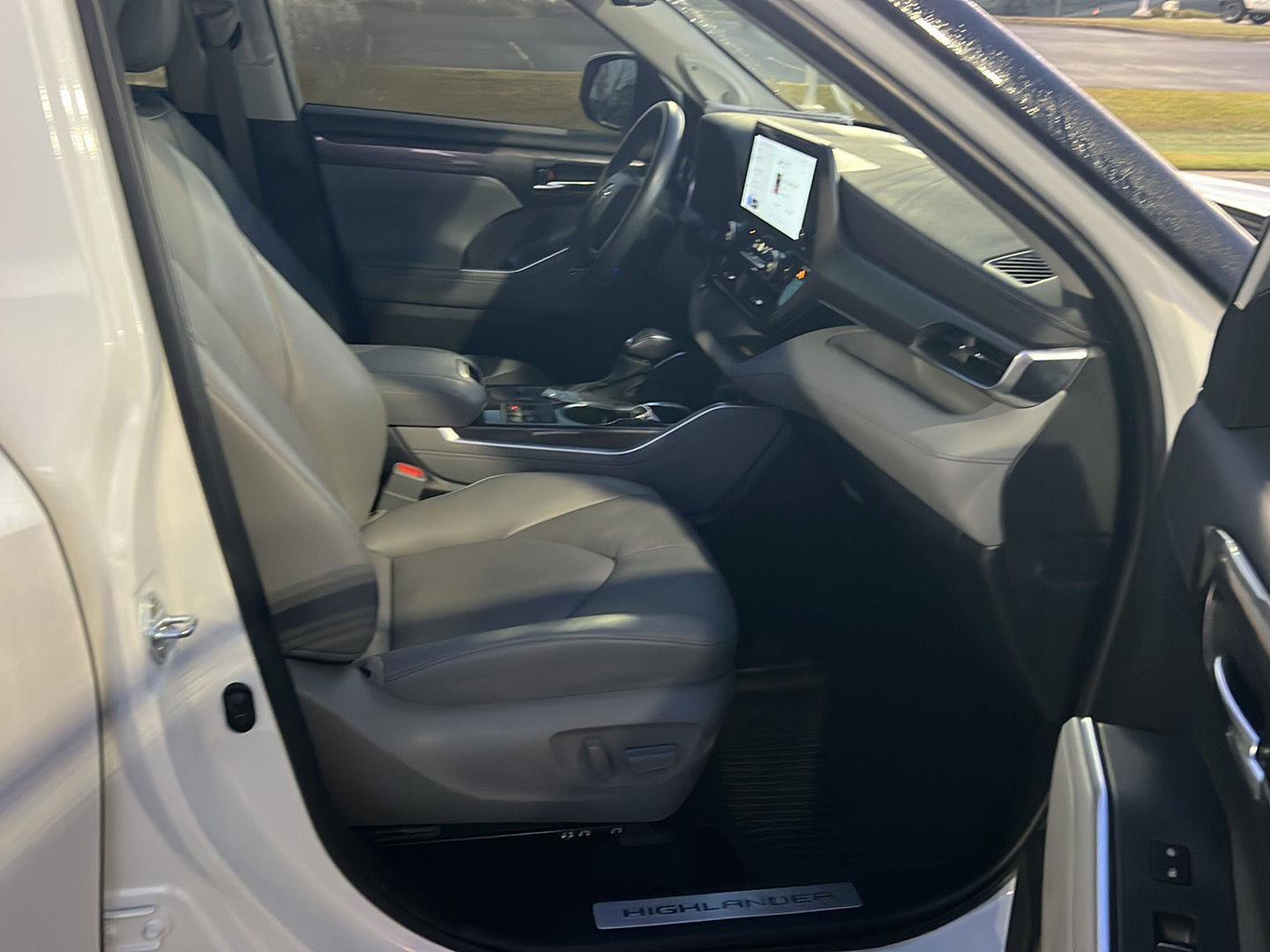 Used 2024 Toyota Highlander Limited image 14