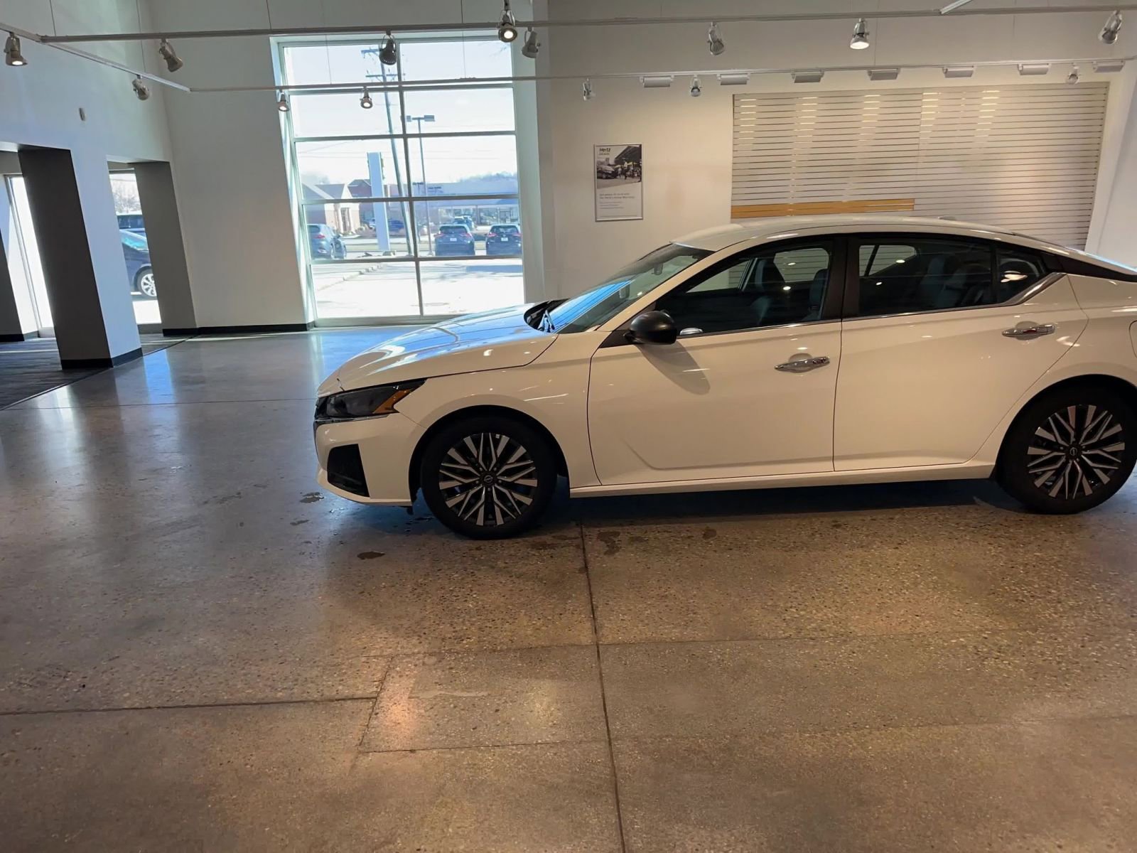 Used 2025 Nissan Altima 2.5 SV image 9