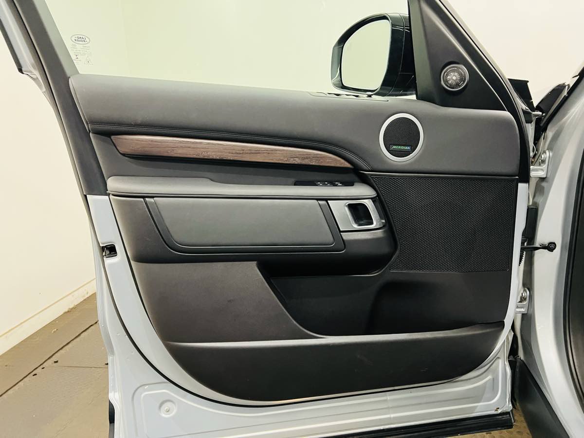 Used 2018 Land Rover Discovery HSE AWD/4WD image 9