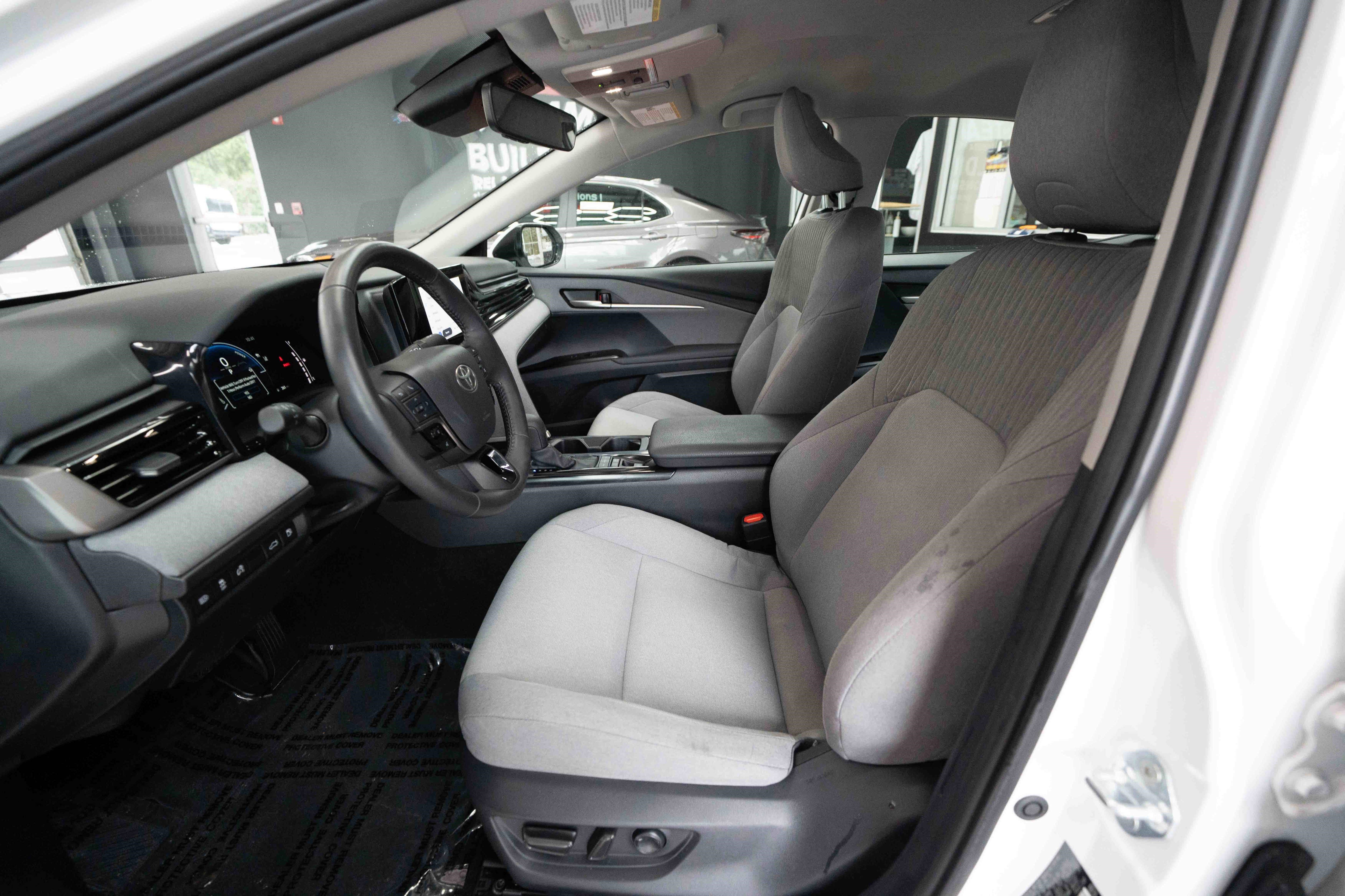 Used 2025 Toyota Camry LE w/ Convenience Package image 9