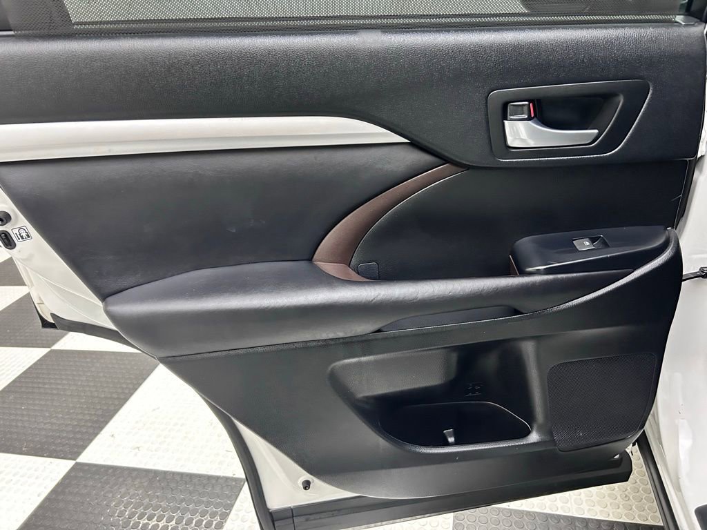 Used 2017 Toyota Highlander XLE image 16