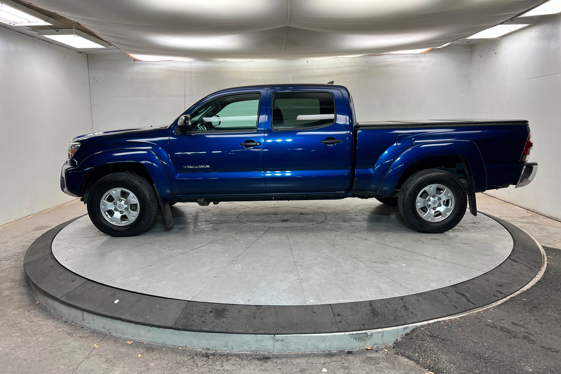 Used 2015 Toyota Tacoma Double Cab 4x4 SR5 V6 Long Bed image 2