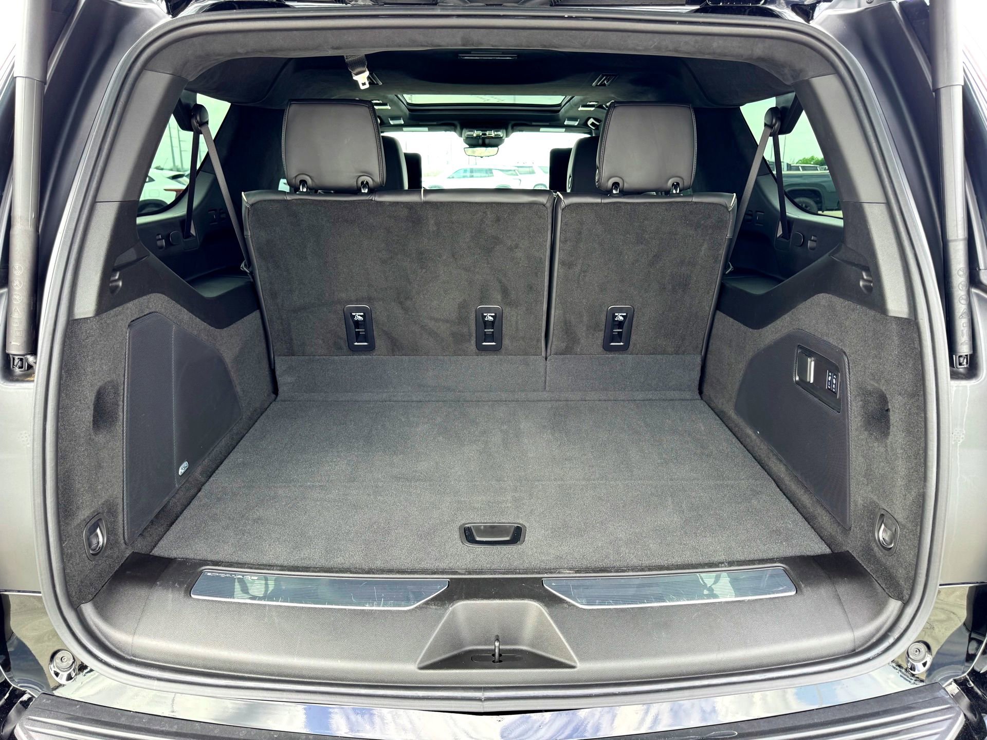 Used 2025 Cadillac Escalade ESV Sport Platinum image 9