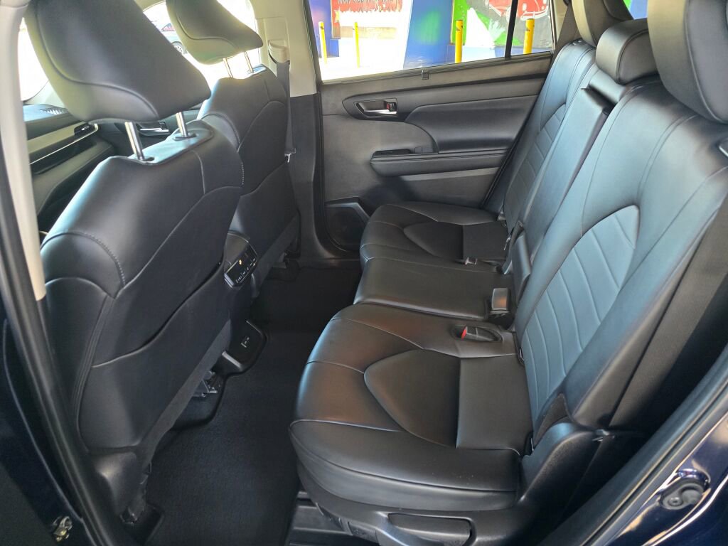 Used 2024 Toyota Highlander XLE AWD/4WD image 18